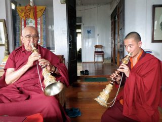 儀式で使う楽器の使い方について学ぶ