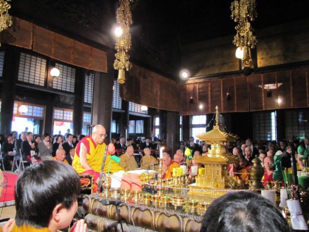 護国寺の大壇にて犠牲者の供養を祈るダライラマ法王