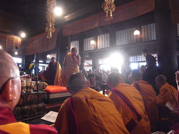 法話をする法王猊下の言葉に耳を傾けるチベットの僧たち