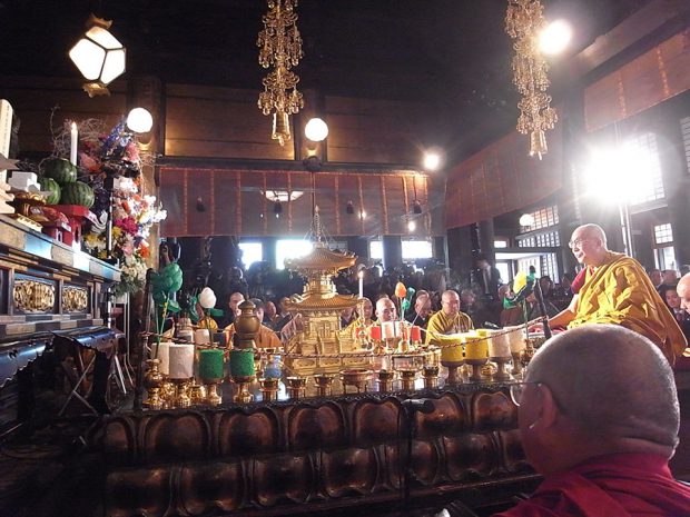 チベットと日本の僧侶が心を一つに般若心経を読誦