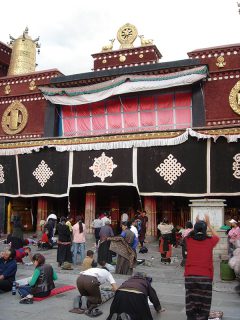 聖地ラサの中心にある最も聖なる寺院・ジョカン前にて、一心に五体投地の祈りを捧げる人々（2005年チベット）