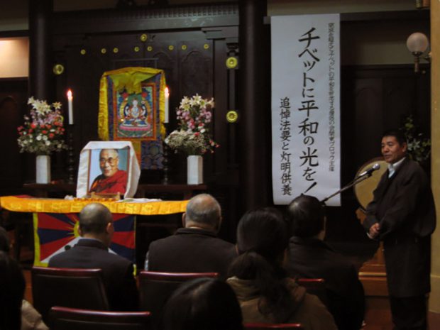挨拶するダライラマ法王日本代表部のラクパ代表