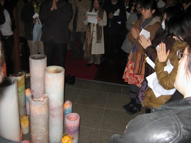 キャンドル・ジュン氏による美しいキャンドルと参加者が平和を祈念する