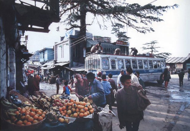 1991年のダラムサラのメインストリーとマクロードガンジーのデリーからのバス到着場所（撮影：薄井大還、以下同じ）