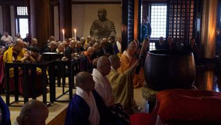 福岡の東長寺で行われた追悼法要で、被災者のために祈りを捧げられるダライ・ラマ法王。2018年11月22日、福岡（撮影：テンジン･チュンジョル / 法王庁）