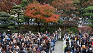 福岡の東長寺で行われた追悼法要で、ダライ・ラマ法王のお話に聴き入る1,700人の聴衆。2018年11月22日、福岡（撮影：テンジン･ジグメ / 法王庁）